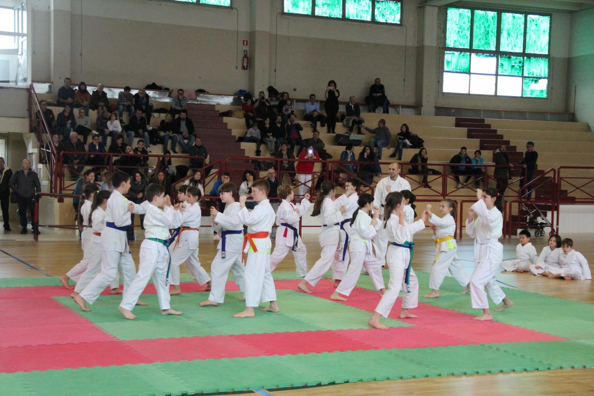 Auguri Di Natale Karate.Karate Con Babbo Natale Foto 1 Di 12 La Voce Di Rovigo