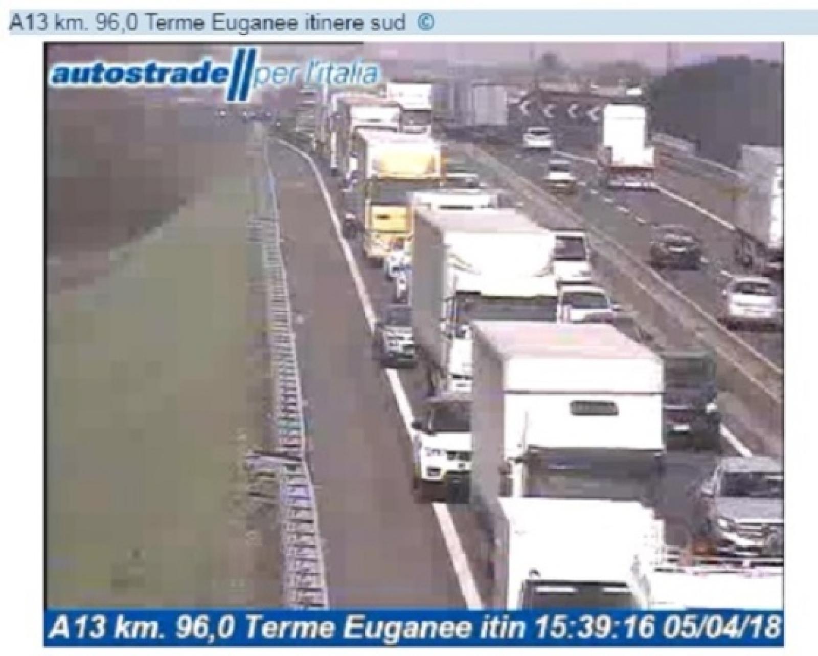 Ancora uno schianto fra tir in A13, traffico in tilt per ore