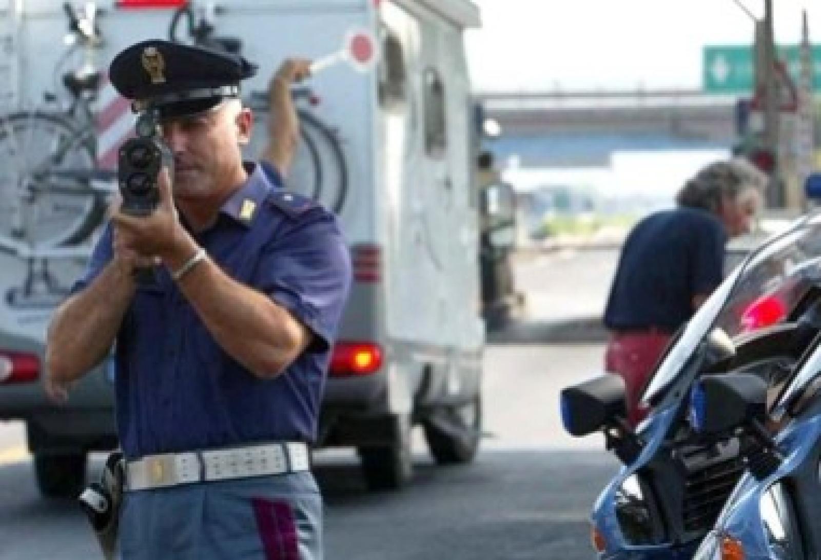 Il velox-cannone della Stradale ha fatto una strage di patenti