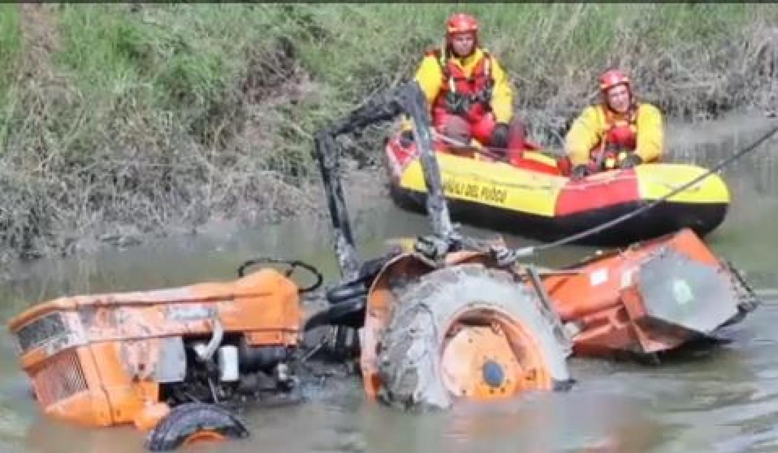 Trattore finisce nel canale, anziano muore annegato