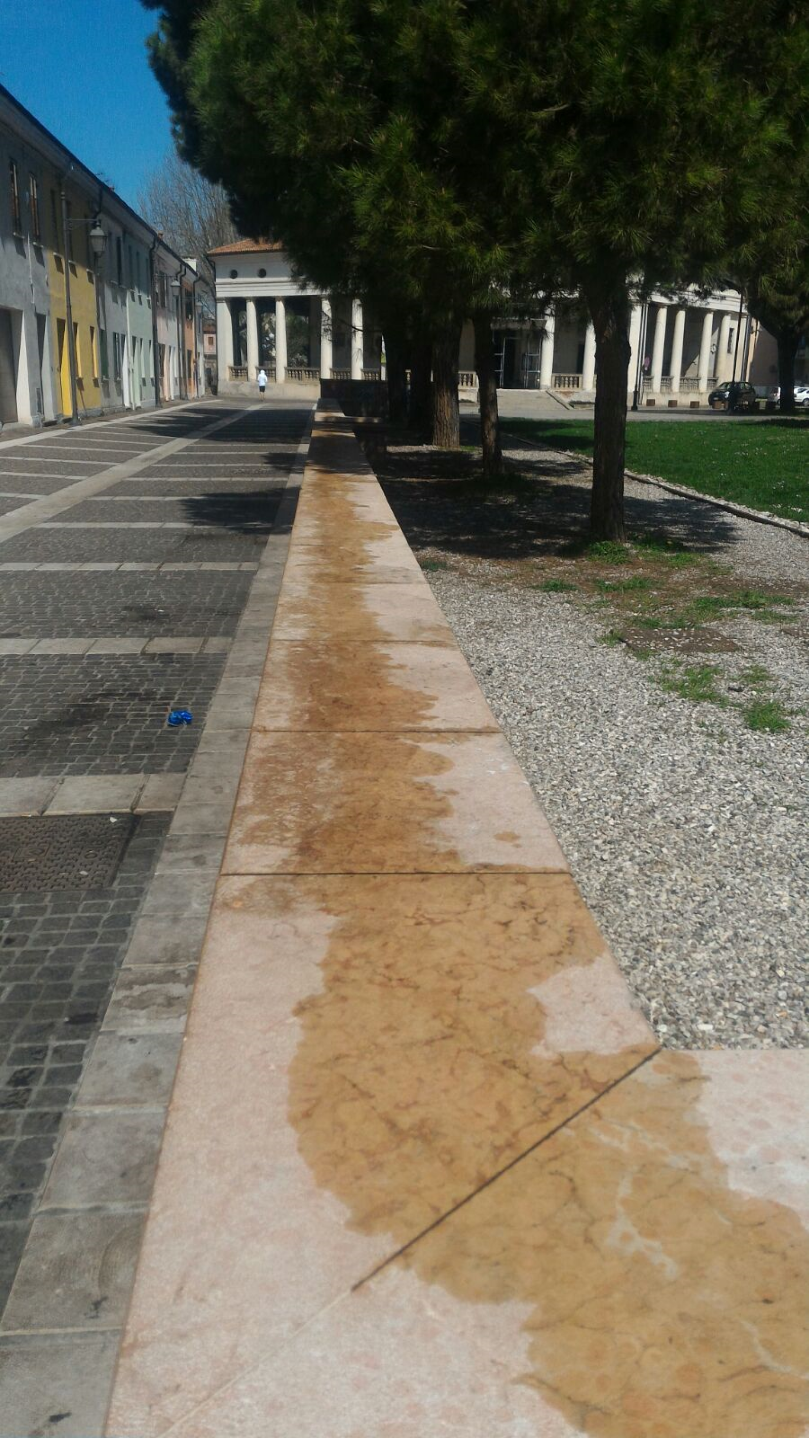 Vandali in piazza XX Settembre: imbrattato il muretto 