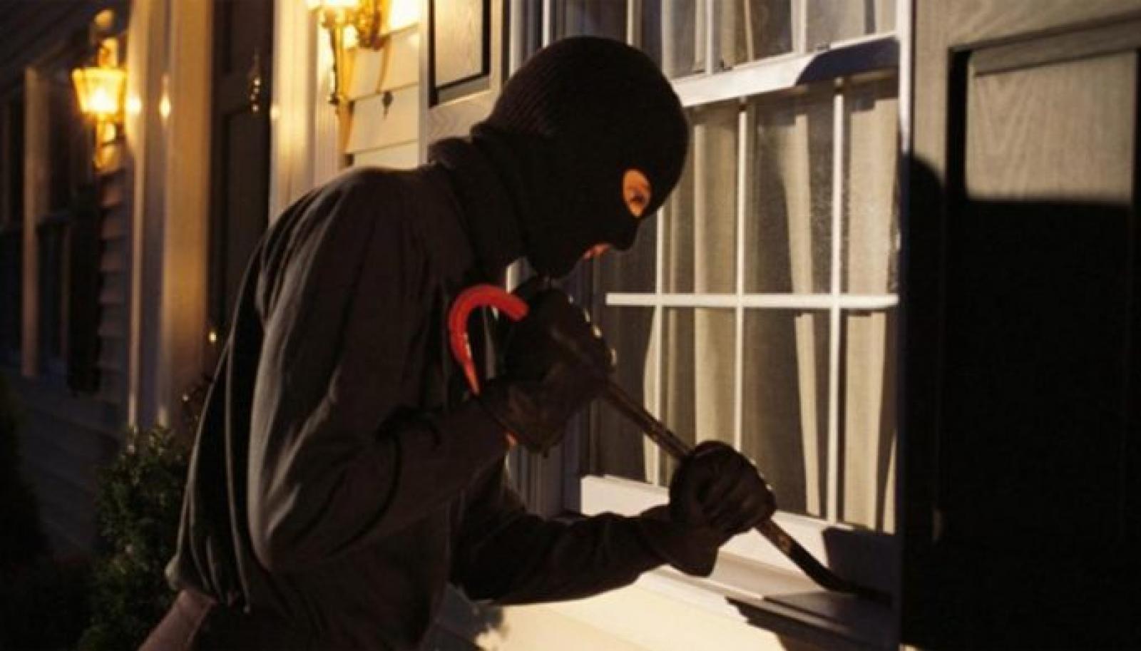 Allarme sicurezza: i ladri tentano di entrare in una casa