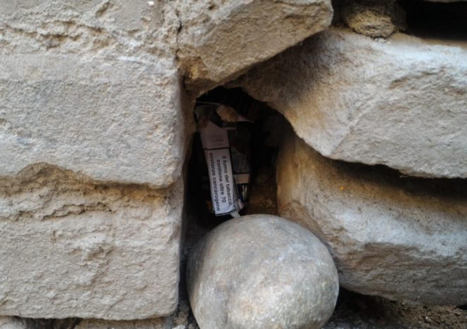 La droga nascosta tra i mattoni della vecchia chiesa