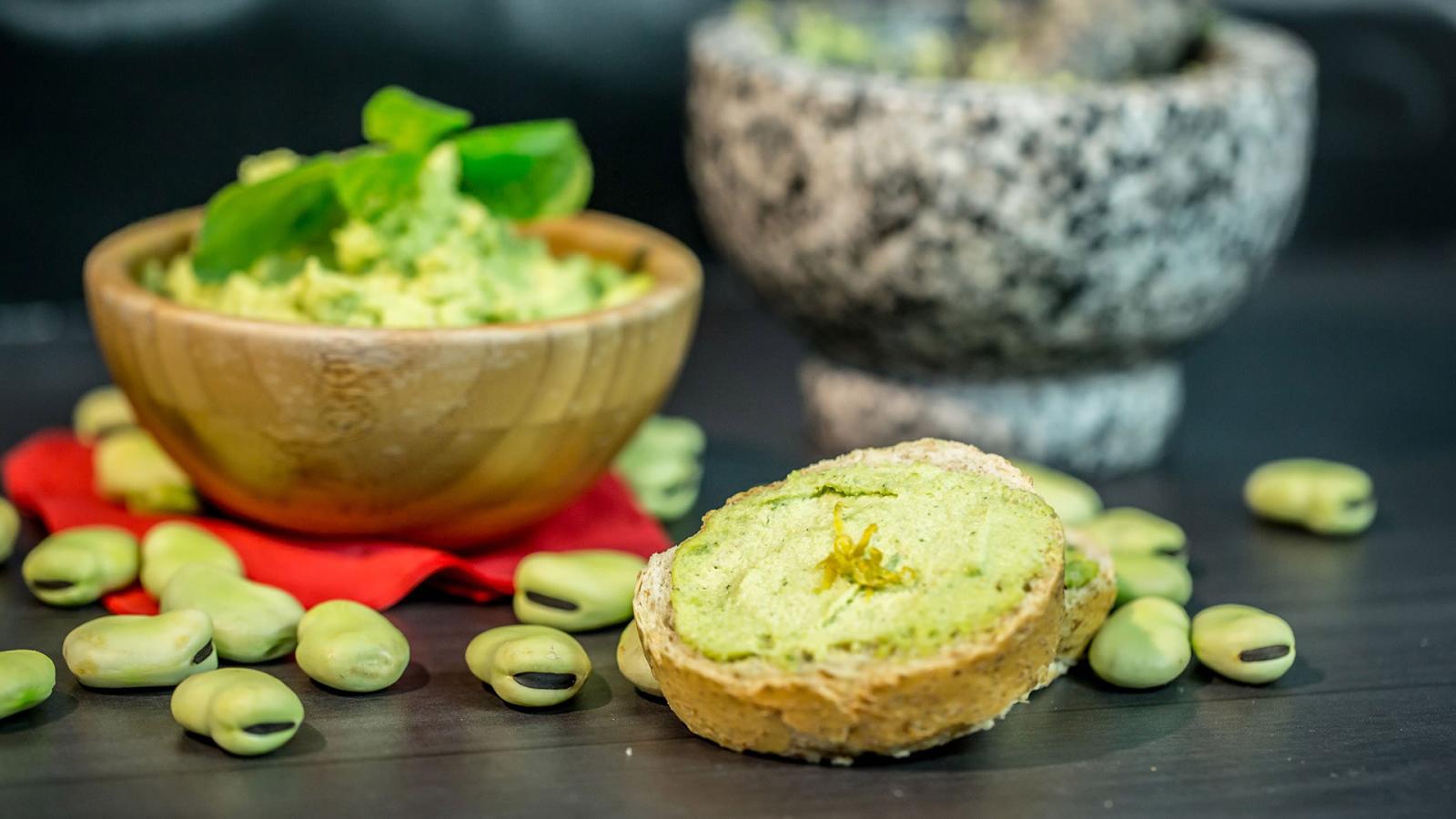 La ricetta del pesto di fave e menta per bruschette
