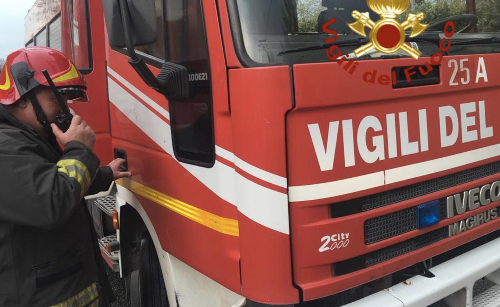 Camion di paglia prende fuoco in autostrada