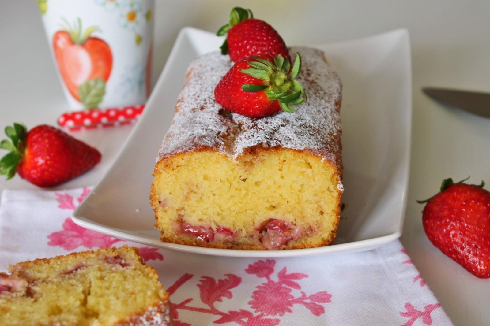 Plumcake di fragole e yogurt senza burro: ricetta senza bilancia