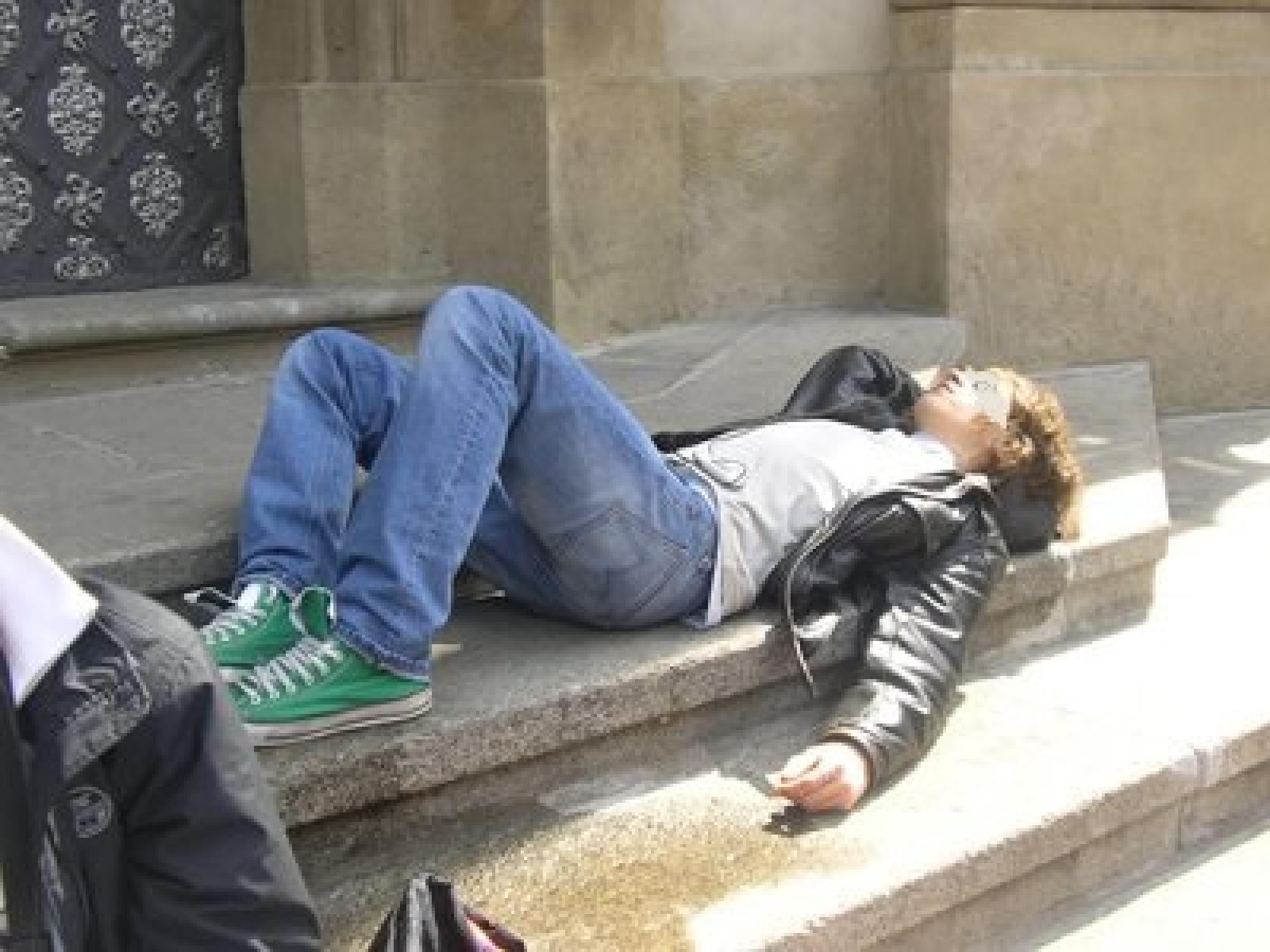 17enne beve un'intera bottiglia di  whisky, poi scappa con l'auto rubata al padre