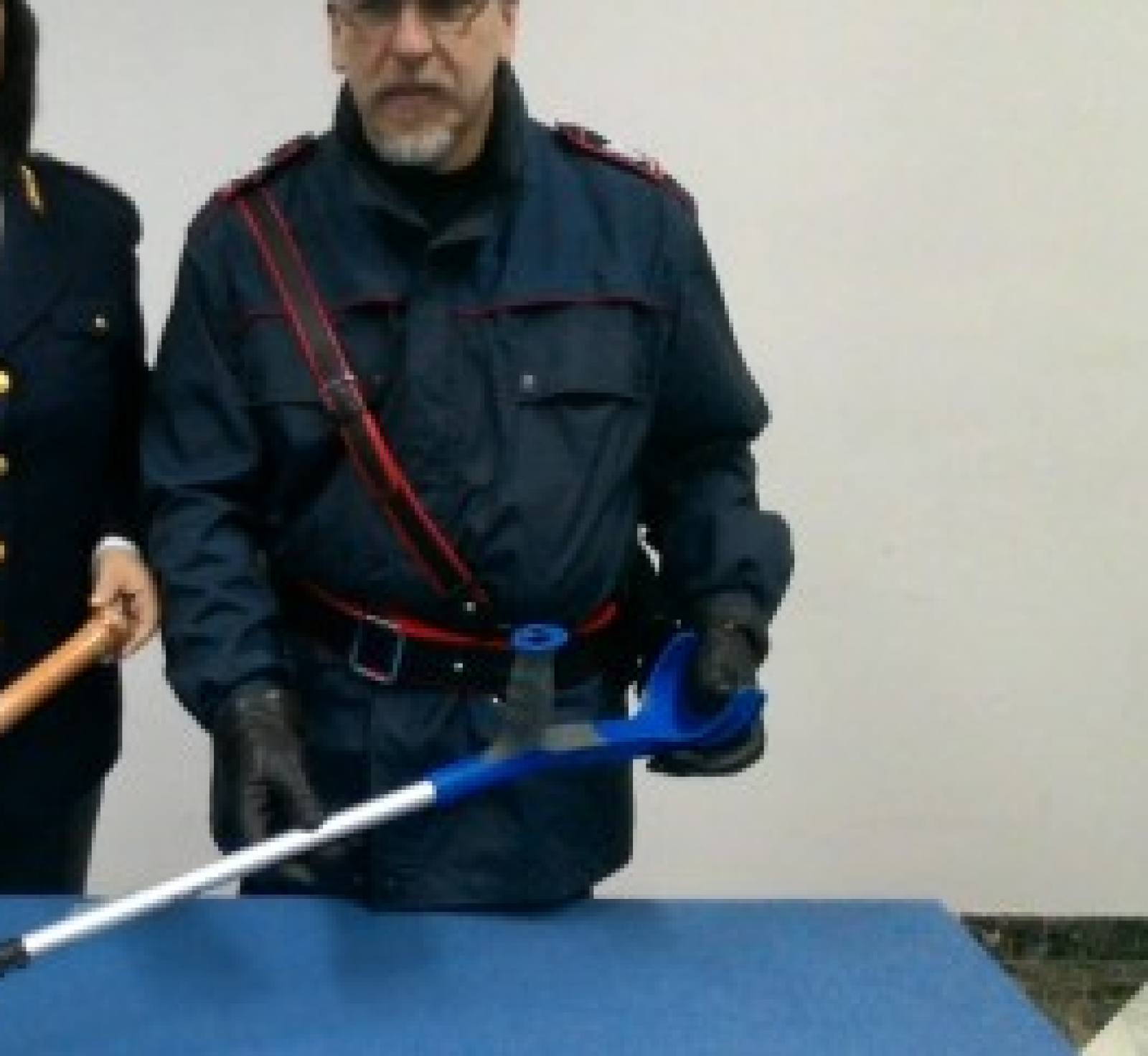 Prende a stampellate il vicino, condannato