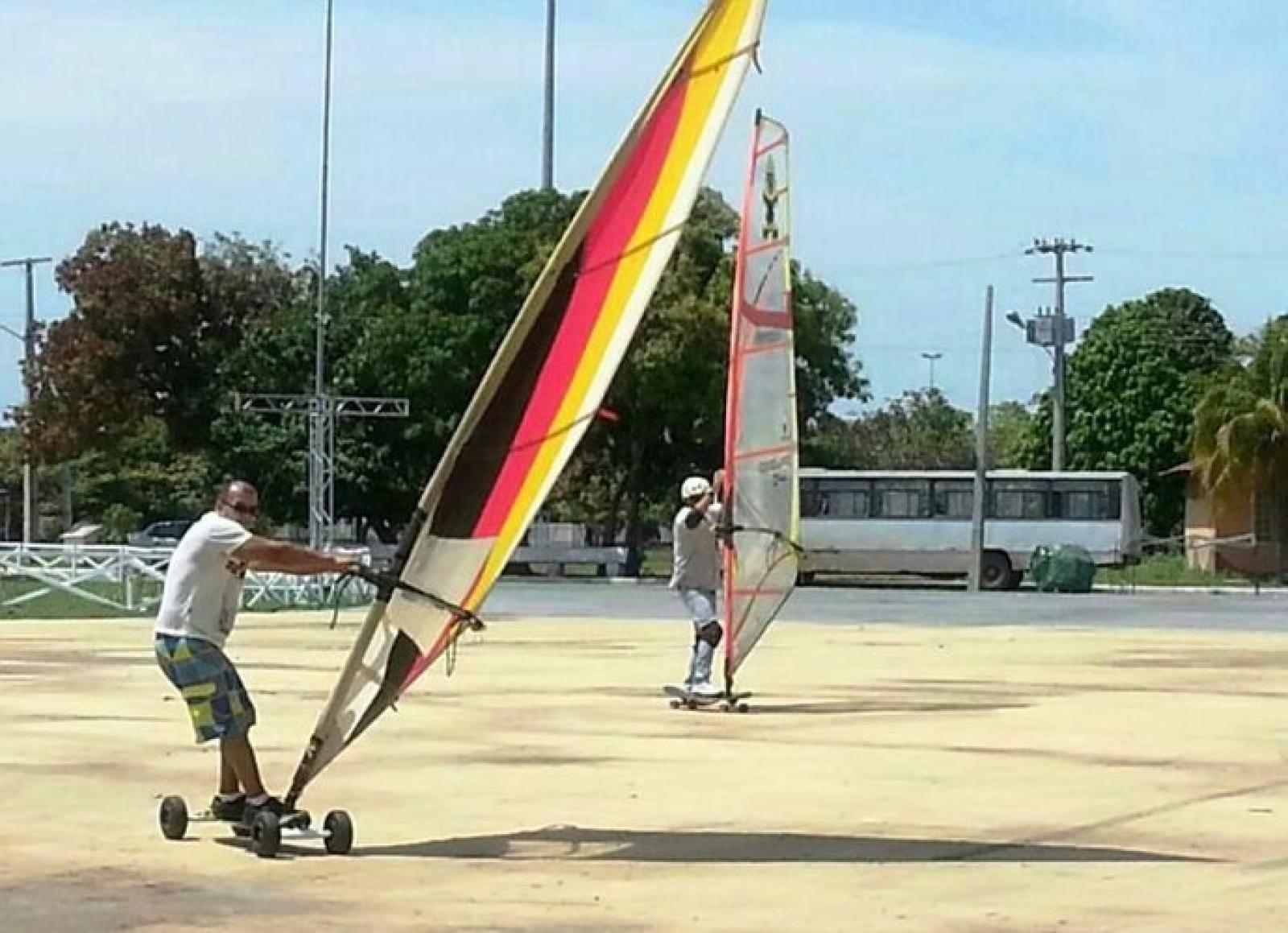 Anziano con lo skate-vela cade, in fin di vita