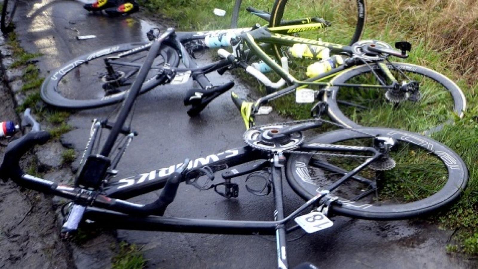 Un'auto contromano travolge otto ciclisti 