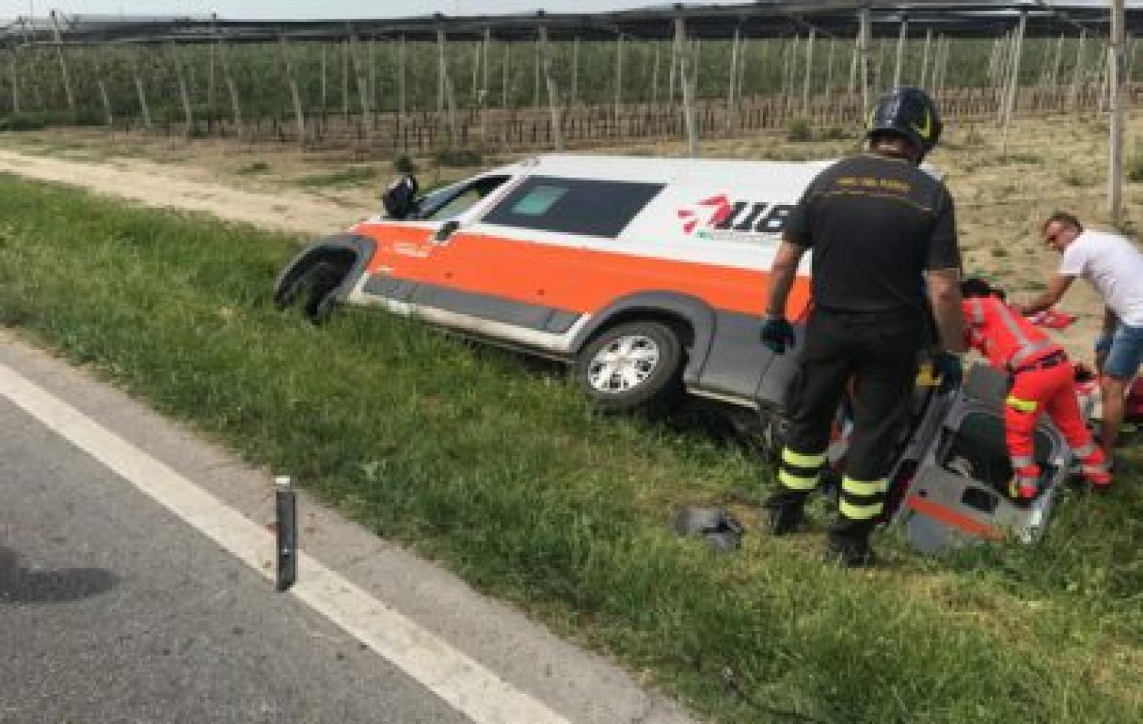 Auto sperona ambulanza e la butta fuori strada