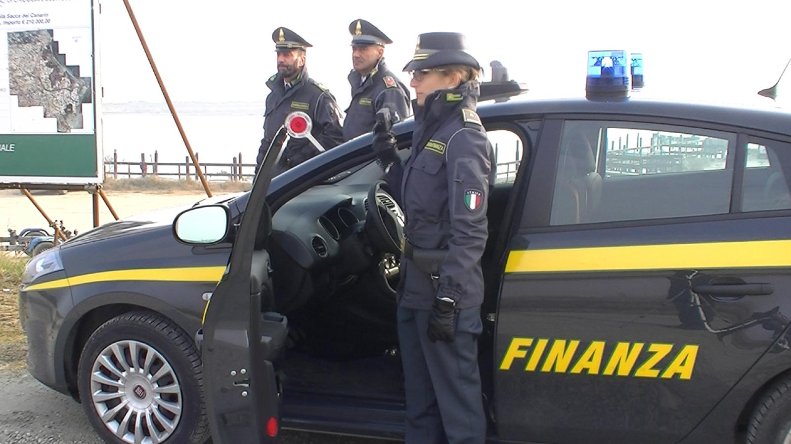 Falsi permessi di soggiorno, professionisti denunciati