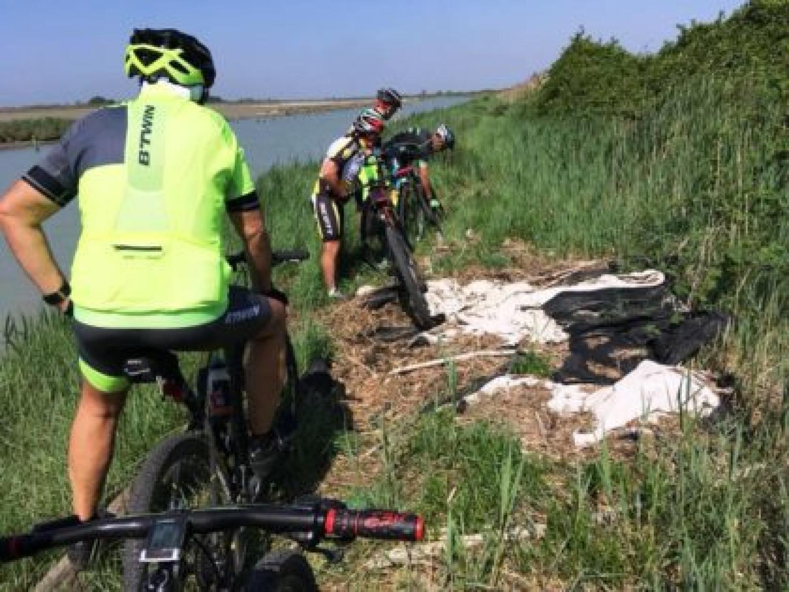 Appena riaperta, la ciclabile che porta al  vecchio faro &egrave; gi&agrave; impraticabile e pericolosa