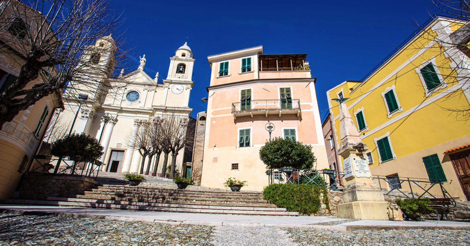 I profumi e la pietra rosa di Borgio Verezzi, la perla della Liguria