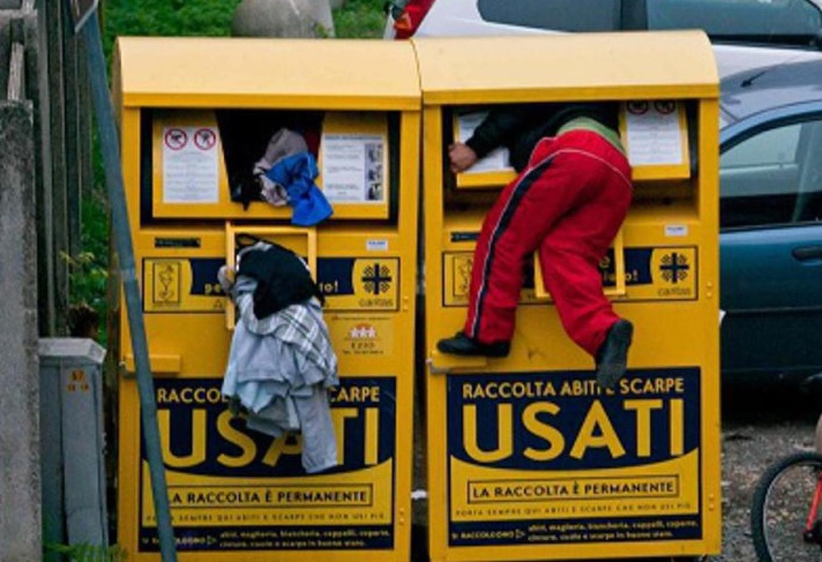 Bimbo rimane incastrato in un cassonetto per i vestiti usati