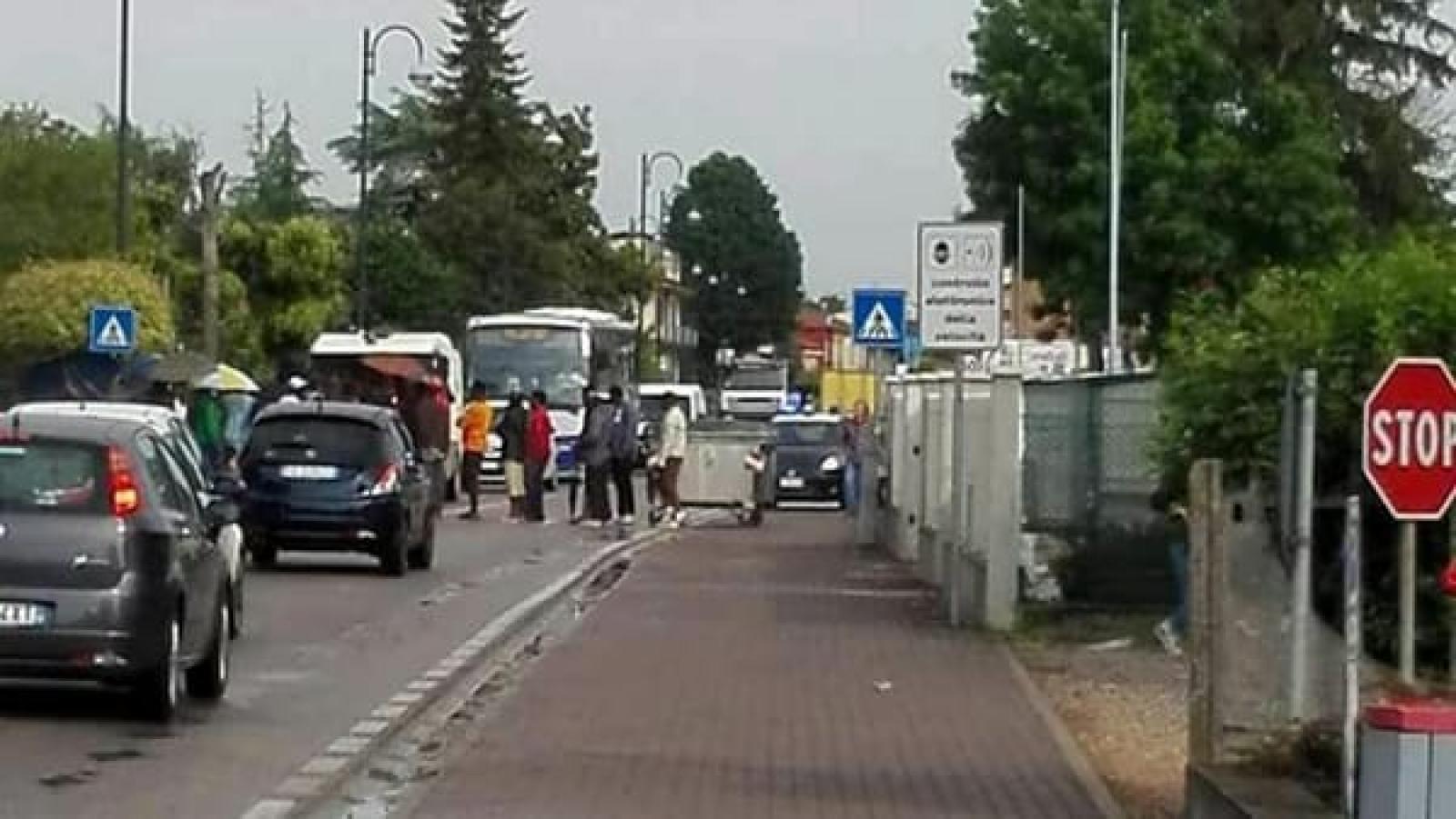 I profughi bloccano la strada per protesta
