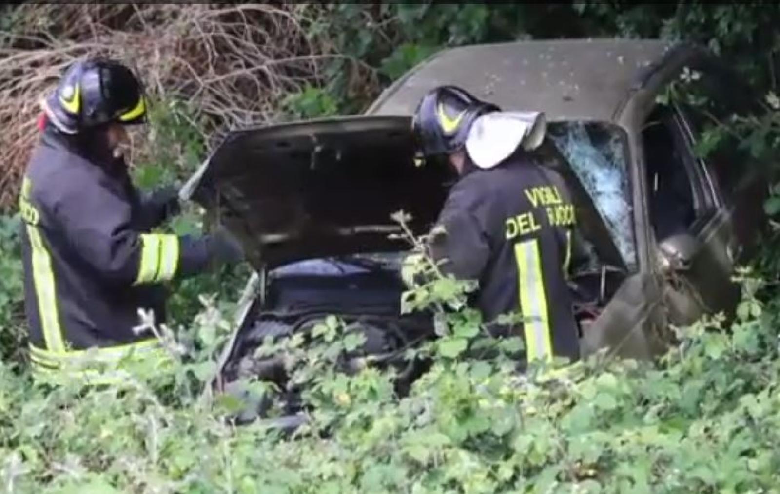 Tamponamento, auto si impenna e vola nel fossato