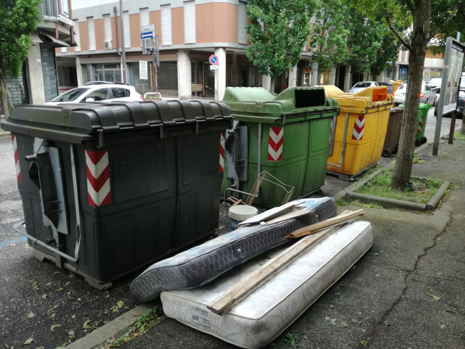 Materassi abbandonati sul Corso