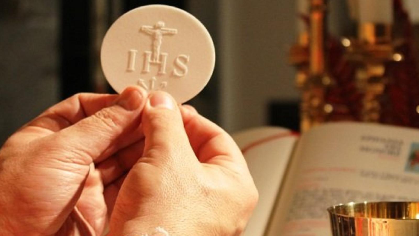 Rubati in chiesa due calici con le ostie consacrate