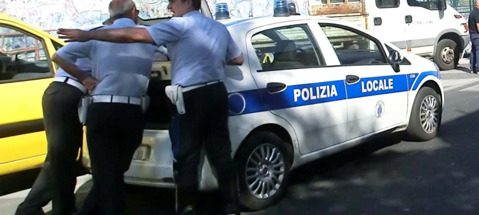 Vigili malmenati da un 70enne