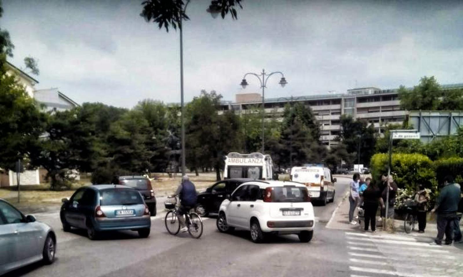 Donna si accascia in Commenda, evitata per poco