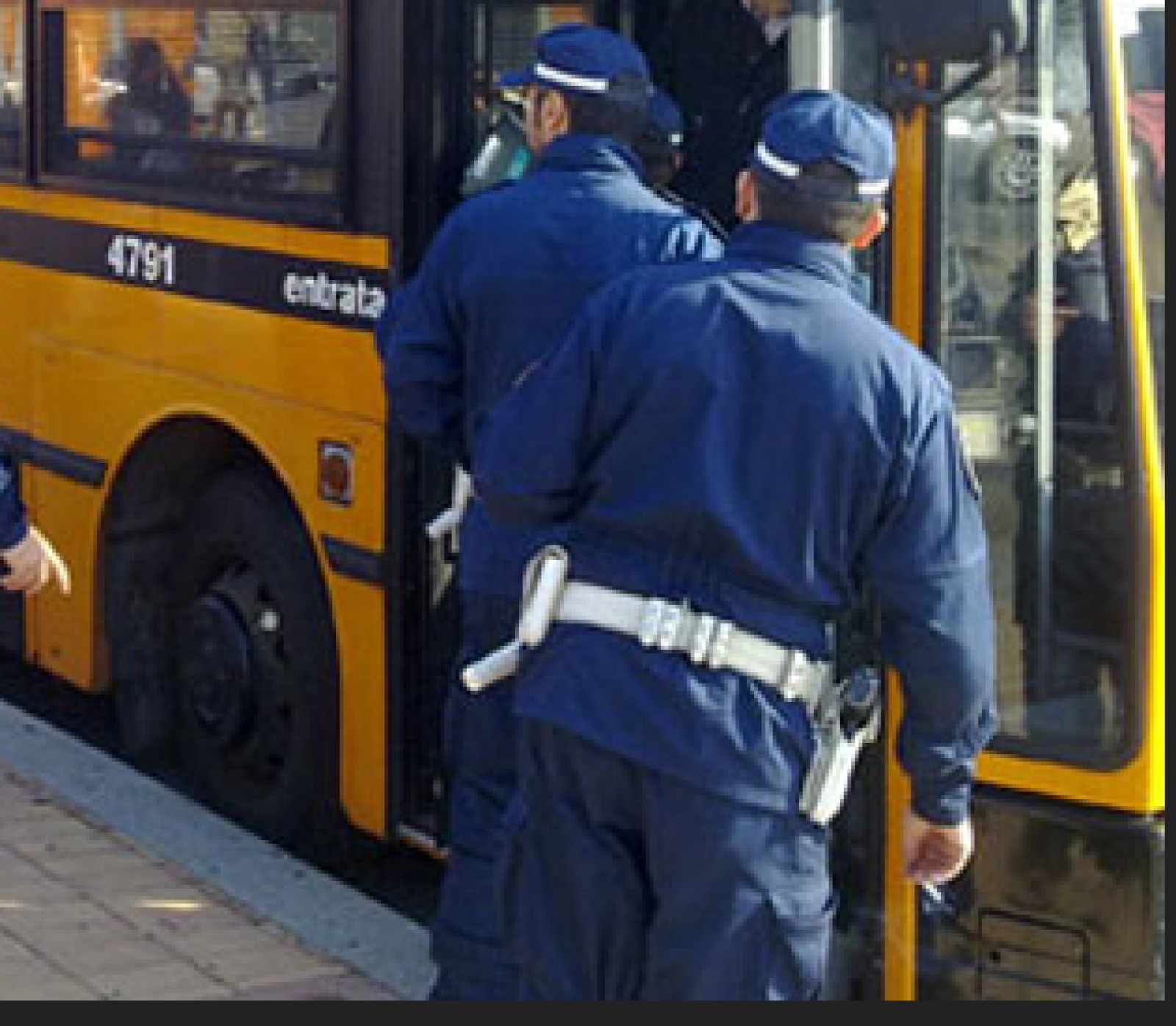 Picchia il controllore con un passeggino: denunciata