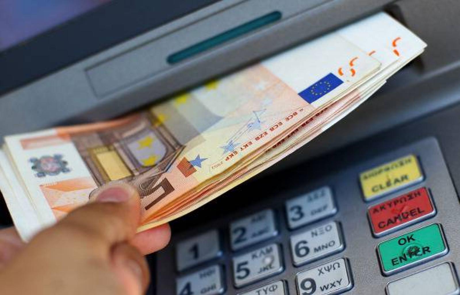 Trova il bancomat del suocero e preleva 1700 euro, poi si pente. Condannato 