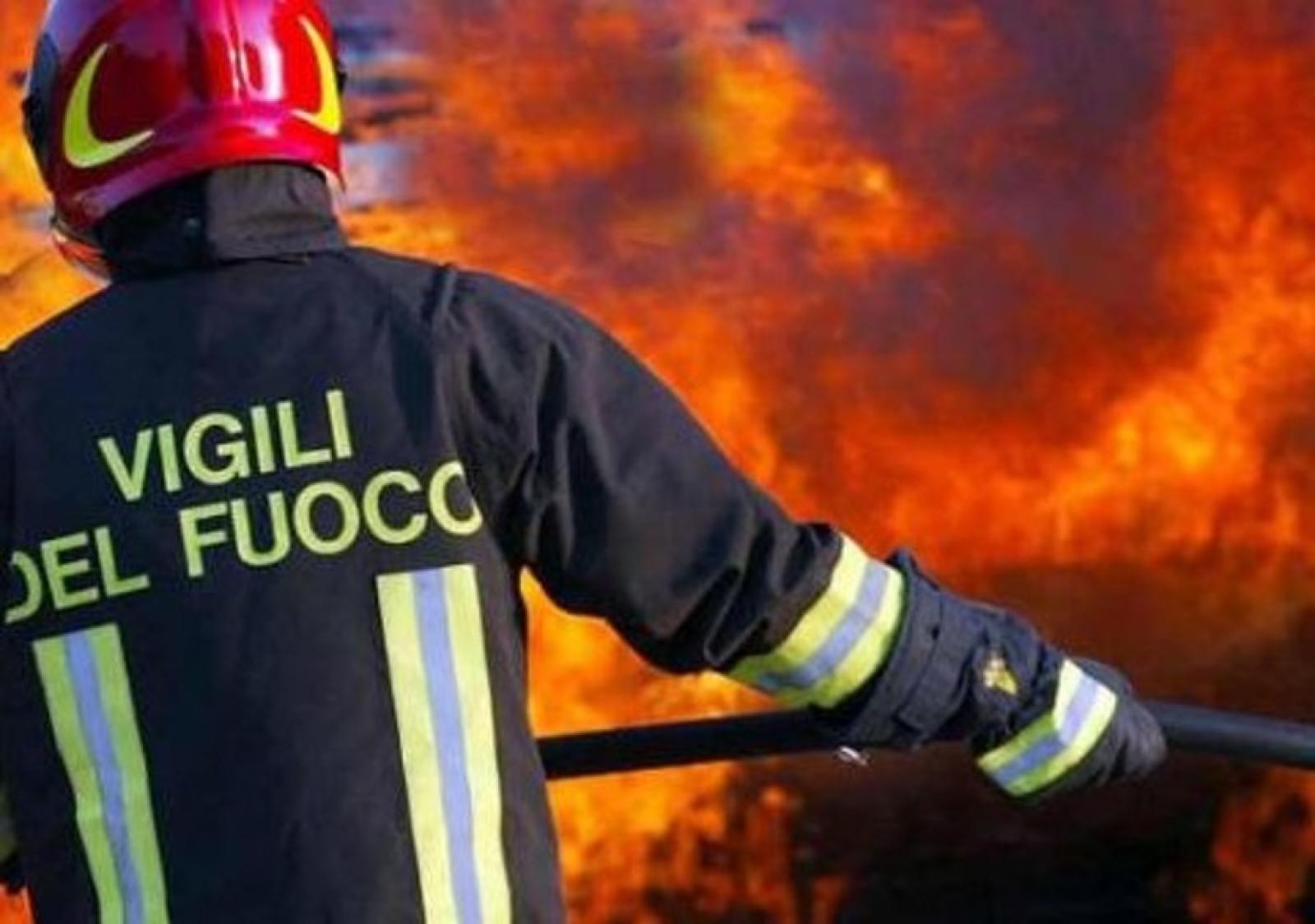 Fienile distrutto dalle fiamme