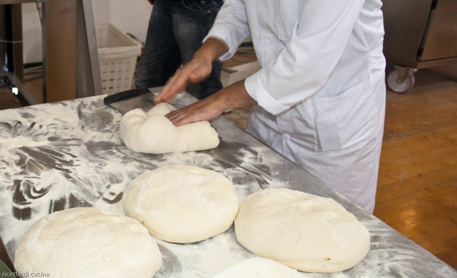 La mano nell'impastatrice: amputate le dita ad un panettiere