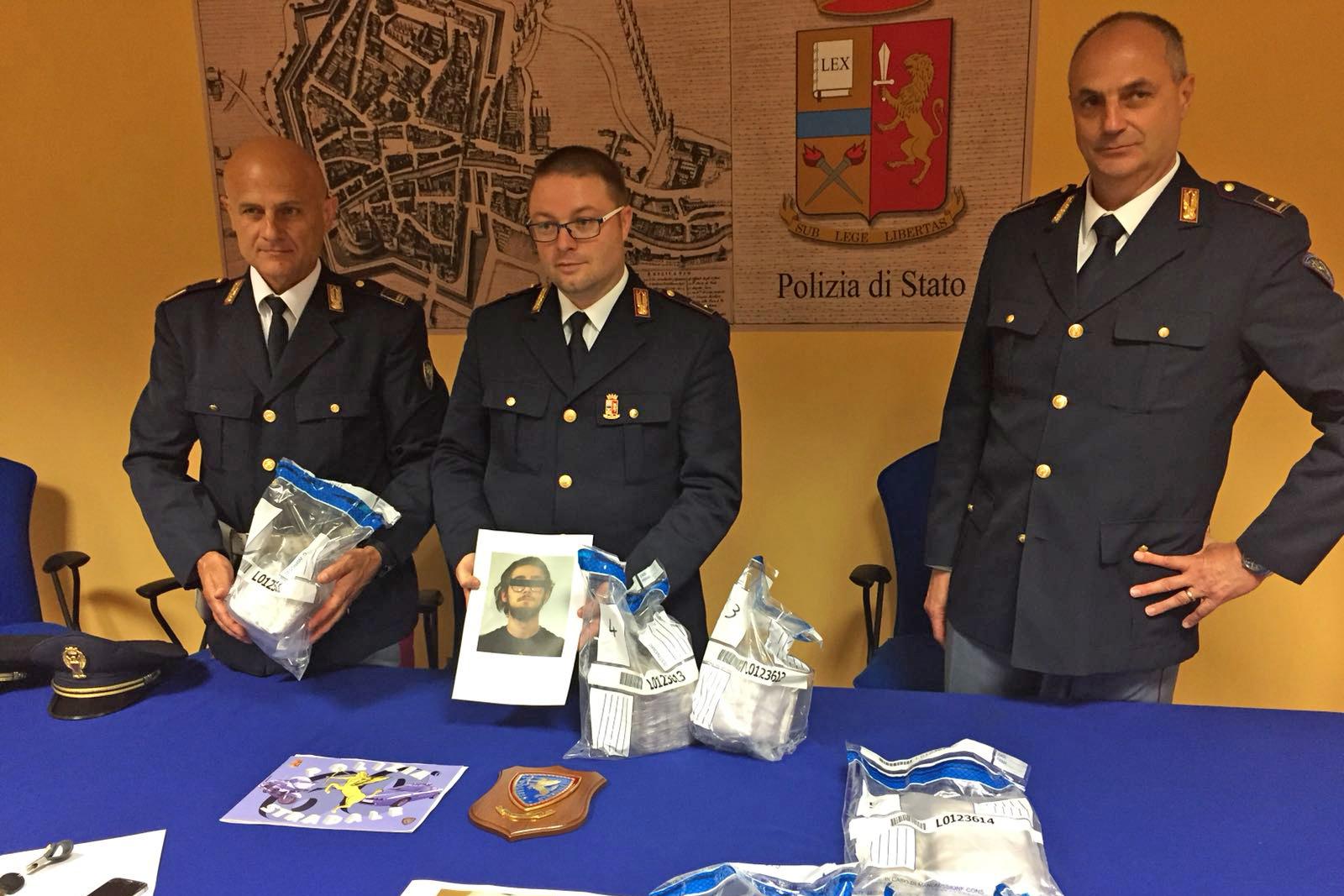 In auto con 5 chili di droga, arrestato