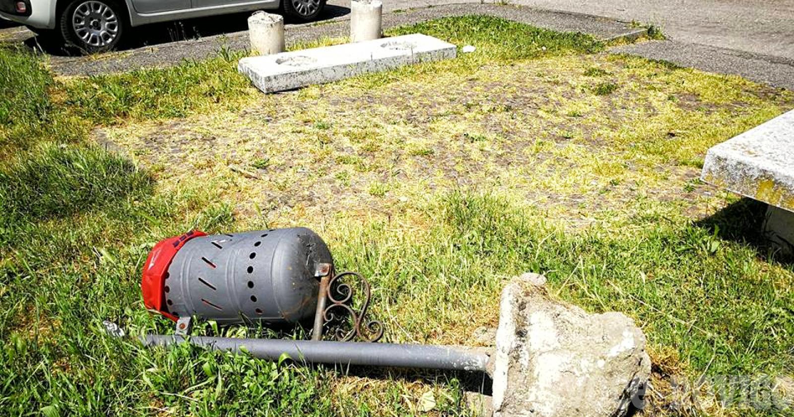 Vandali in azione: sradicati panchina e cestino