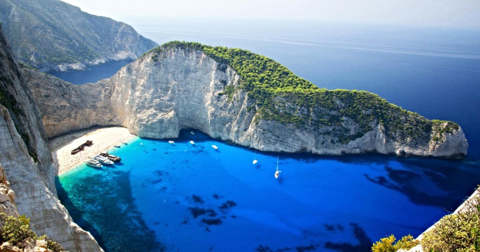 Nelle isole greche tra relitti e sabbia rosa pastello