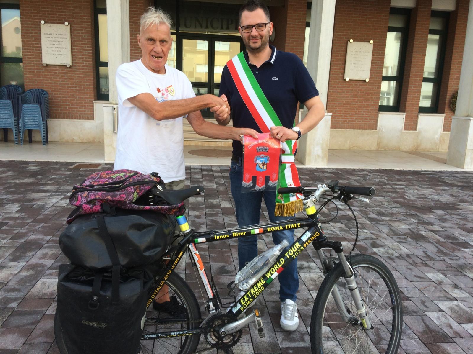 Il ciclista giramondo sbarca nel Delta del Po