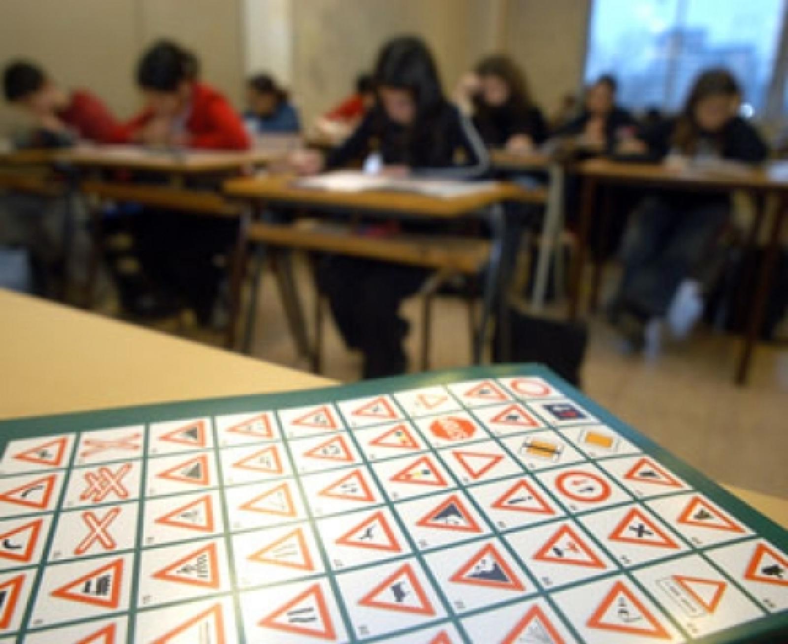 Auricolari bleutooth per farsi aiutare durante i quiz per la patente: denunciati