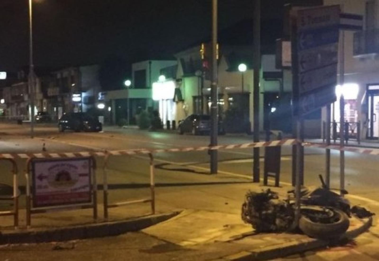 Incredibile carambola: moto centra un'auto, si impenna e "atterra" su una ciclista