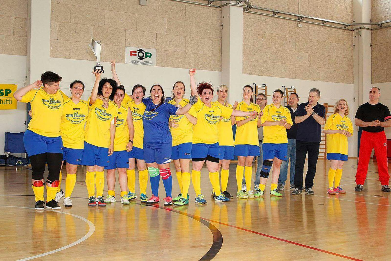 L'At Centro Riparazioni alza la coppa