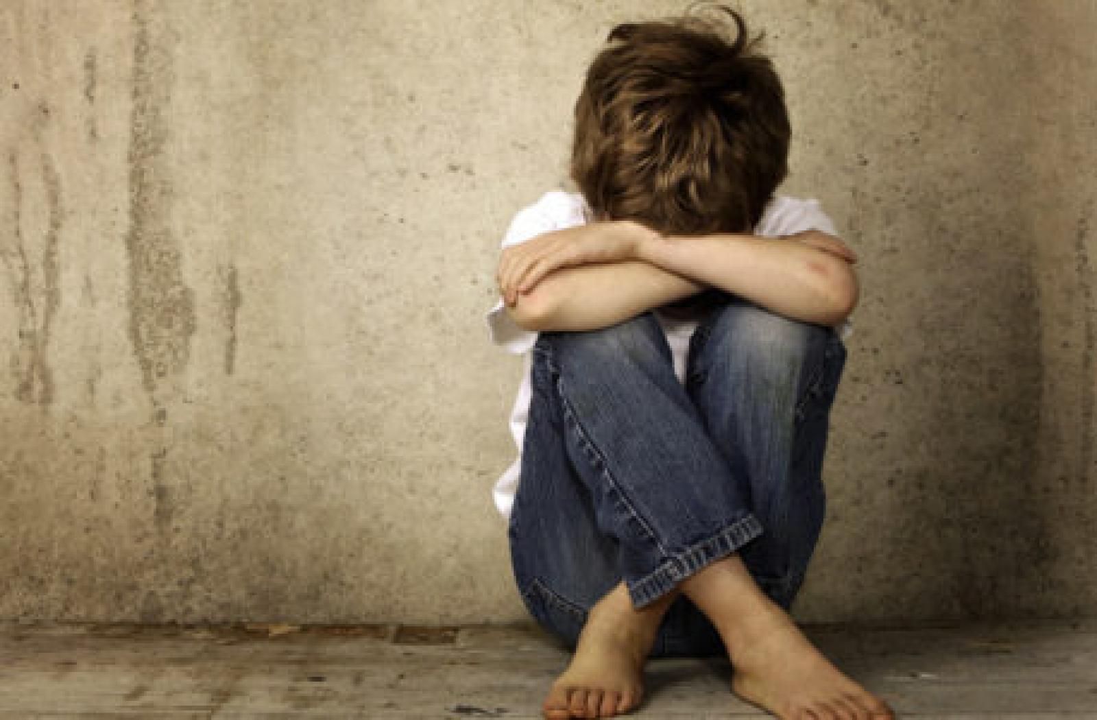 Lascia il figlio di 3 anni in casa da solo ed esce: condannata