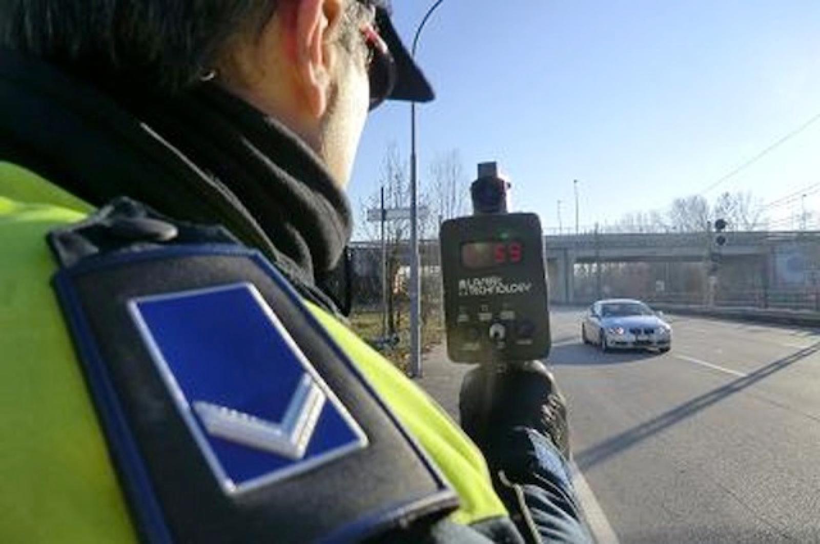 Andava a 140 all'ora in pieno centro abitato: maxi multa e patente sospesa