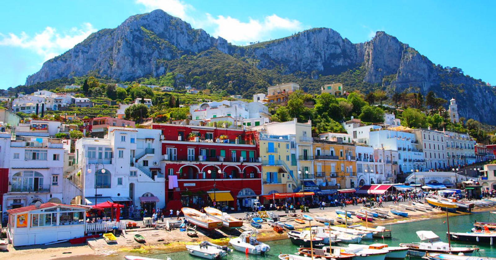 Capri: una gita tra mare, faraglioni e grotte, con vista sul Golfo di Napoli