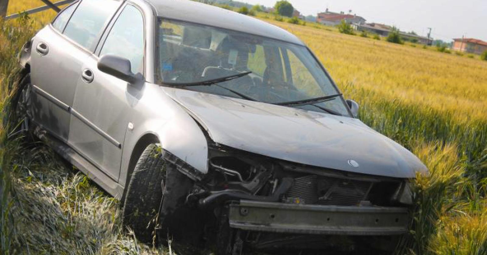 Perde il controllo della vettura e vola nel campo