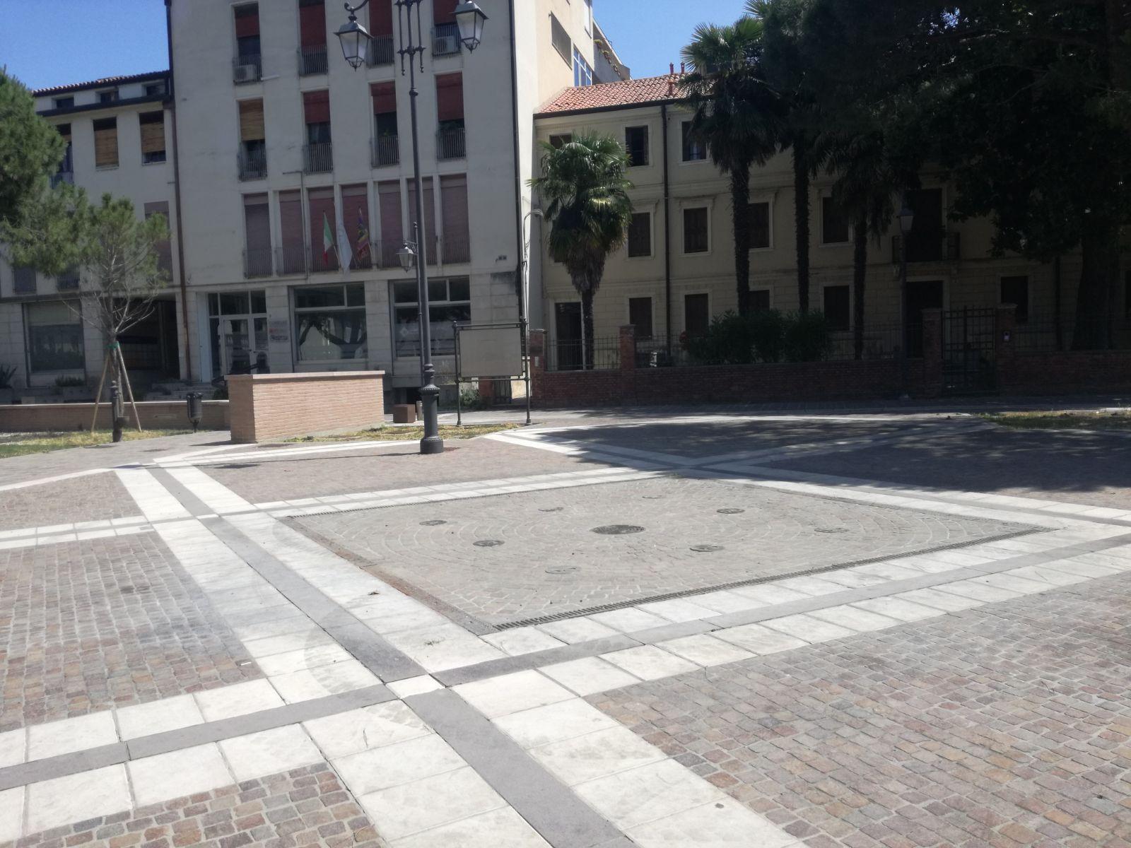 La fontana davanti alla Rotonda tristemente asciutta