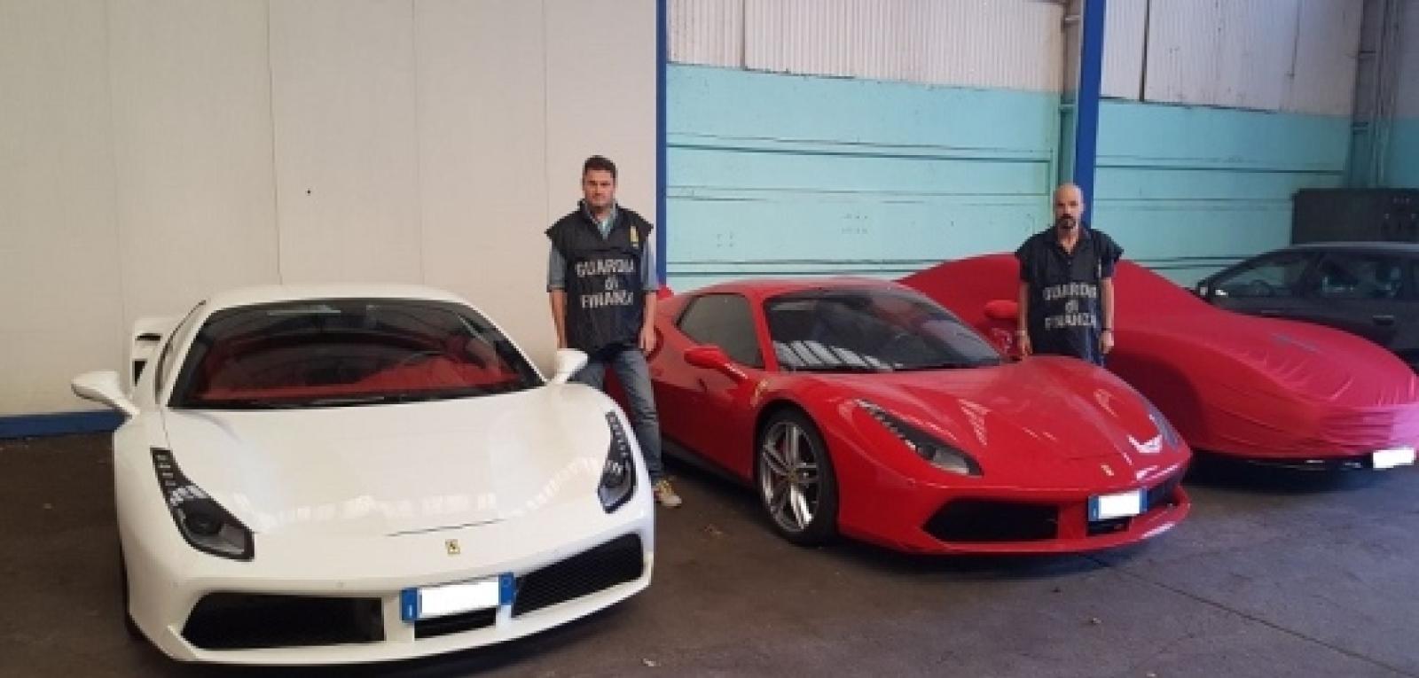 Vivono con gli assegno sociali, ma in garage hanno tre Ferrari