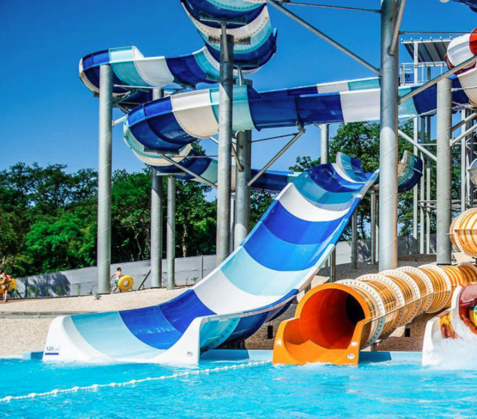 Sbatte la testa mentre gioca nel parco acquatico