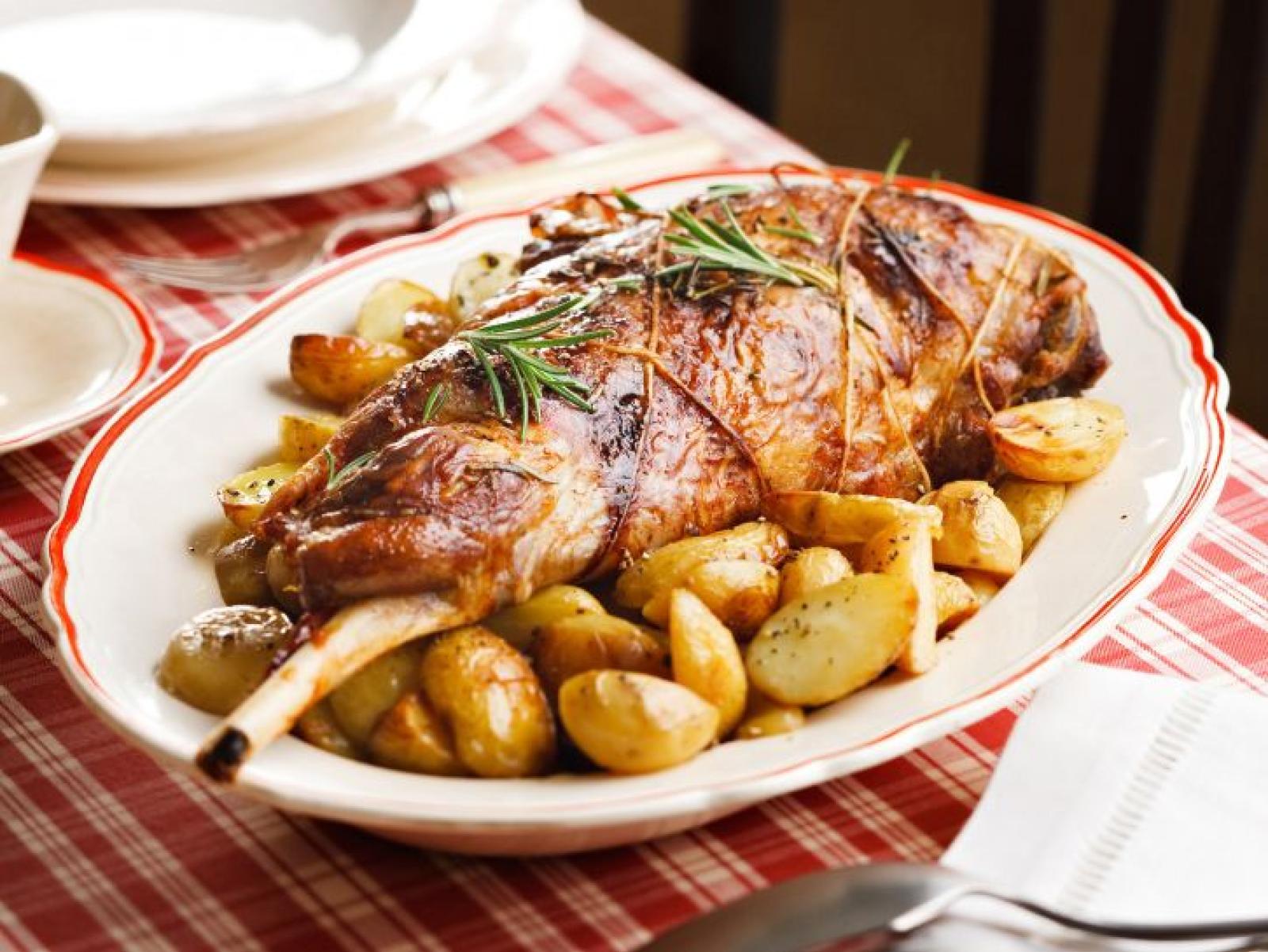 Agnello agli aromi con contorno di patate 