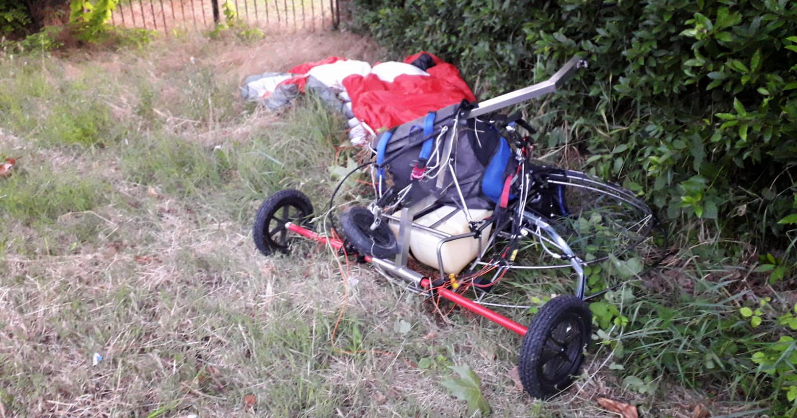 Precipita col paramotore, &egrave; grave