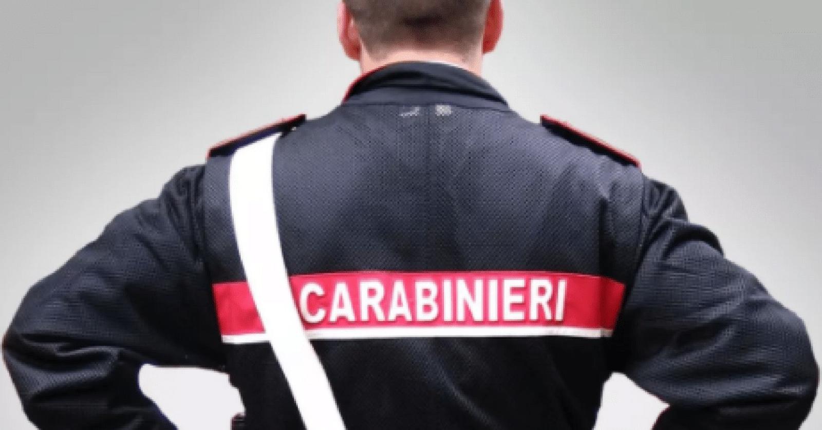 Spegne la sigaretta sui pantaloni di un carabiniere