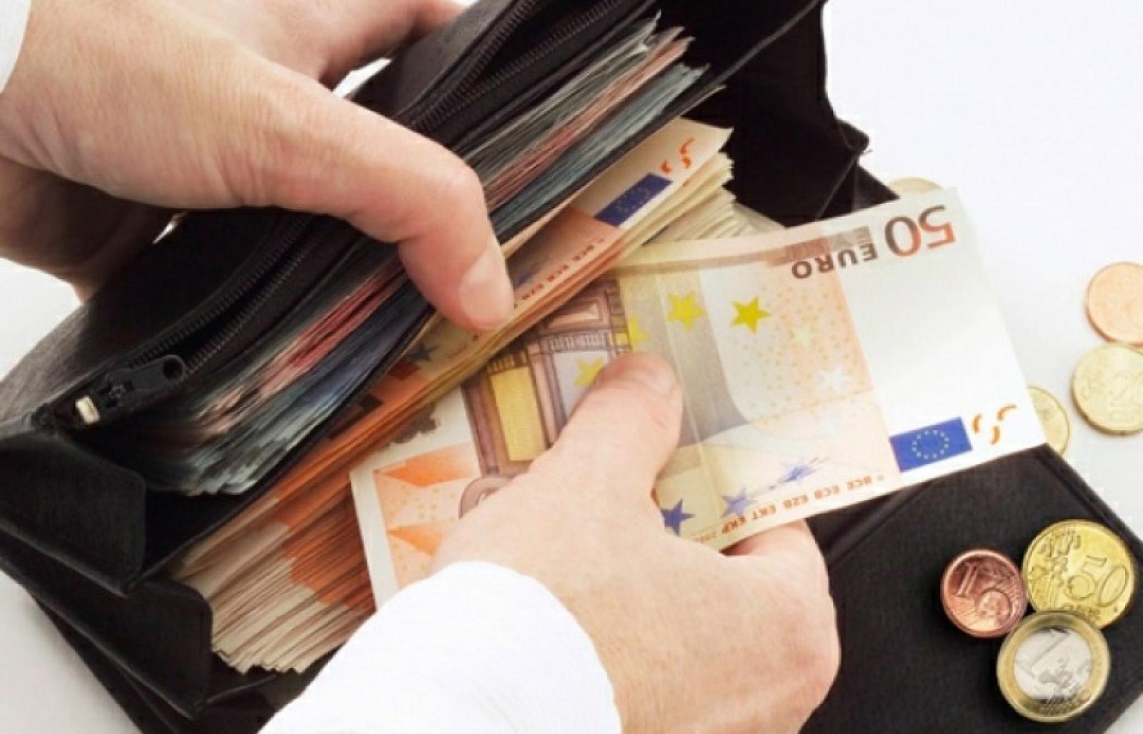 Gli rubano il borsello con 15mila euro mentre lavora