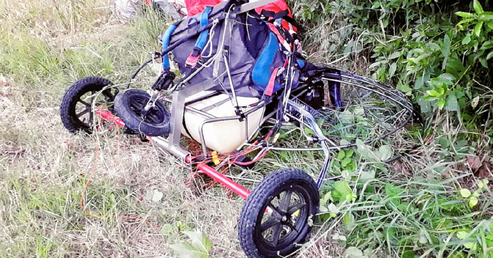 Cade con il paramotore, &egrave; grave