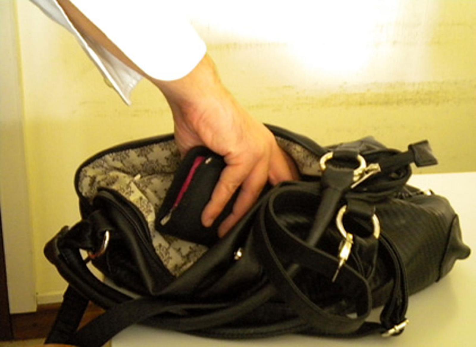 Mancano 30mila euro dal conto  e accusa il collaboratore domestico