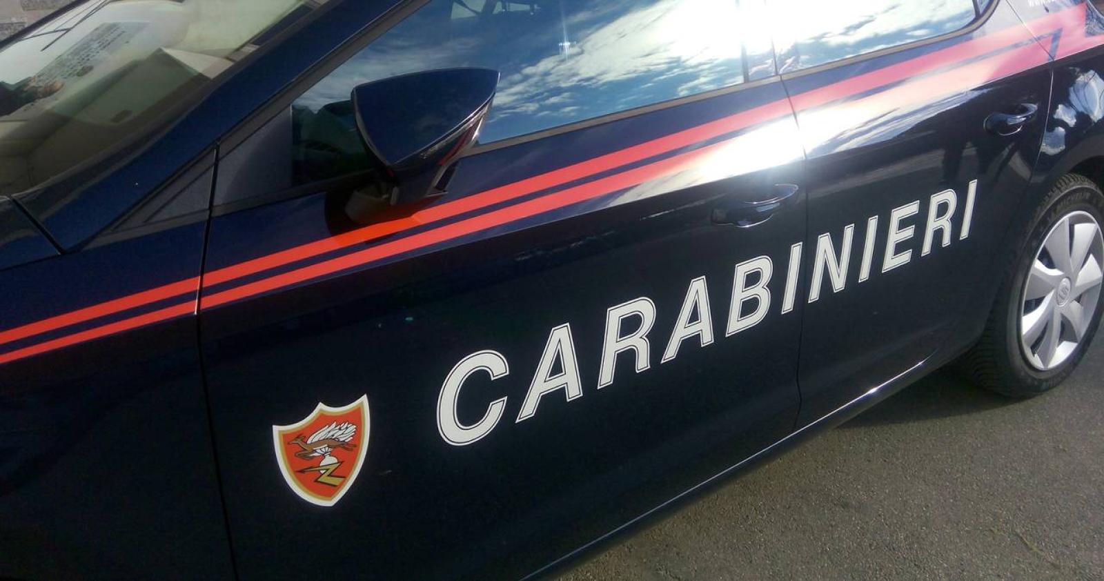 Lo abbracciano e gli rubano la collanina